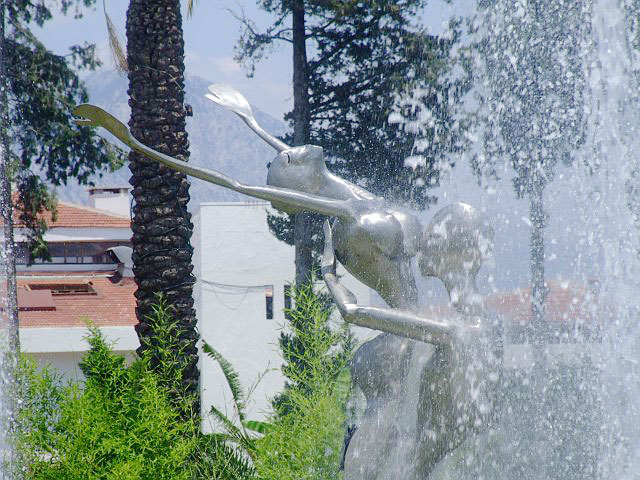 9-06-15-Kemer-15-s.jpg - Die Dame versprüht nun kein Wasser mehr herablassend aus ihren Armen auf ihren Liehaber. Nunmehr stehen beide im Regen und was für einem!