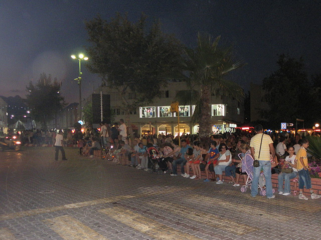 11-06-19-Kemer-Altin-Nar-002-s.jpg - Schon lange vor dem Festumzug drängten sich die Zuschauer in der Stadtmitte