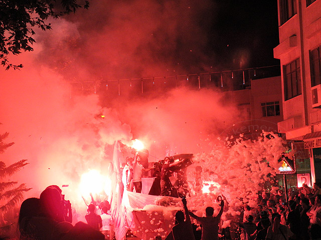 11-06-19-Kemer-Altin-Nar-040-s.jpg - Bengalisches Feuer und Seifenschaum mitten zwischen den Leuten