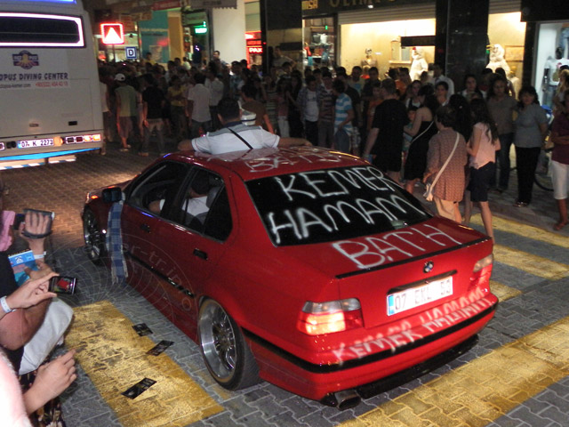 11-06-19-Kemer-Altin-Nar-072-s.jpg - Eher karger Festwagen