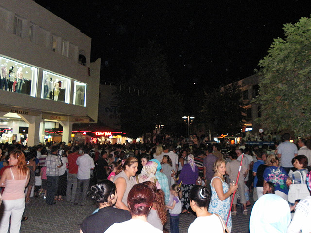 11-06-19-Kemer-Altin-Nar-082-s.jpg - Nach dem Umzug gingen alle zu Fuß zum Festplatz