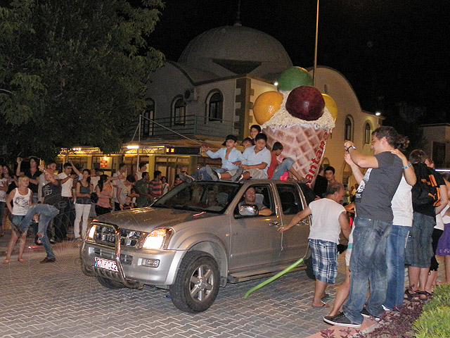 11-06-19-Kemer-Altin-Nar-106-s.jpg - Immer dabei: die Eisdiele Santana