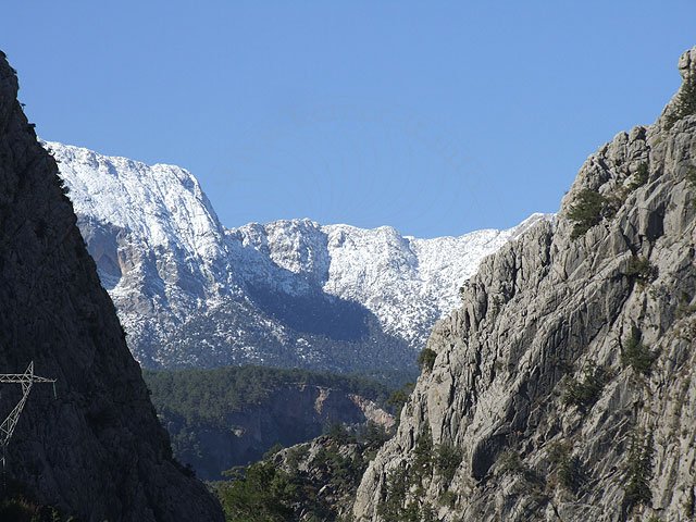 8-12-25-Kemer-Berge-009-s.jpg - Nachdem es vor Weihnachten bei uns heftig geregnet und in den Bergen geschneit hatte, präsentierte sich die Bergwelt am 1.Weihnachtstag unter strahlend blauen Himmel. Begleiten Sie uns in die Winterlandschaft um Kemer