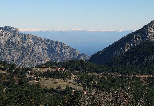 8-12-25-Kemer-Berge-065-s.jpg - Blick den Göynük Cannyon hinab, auf das Meer und die verschneiten Berge hinter Antalya im Hintergrund