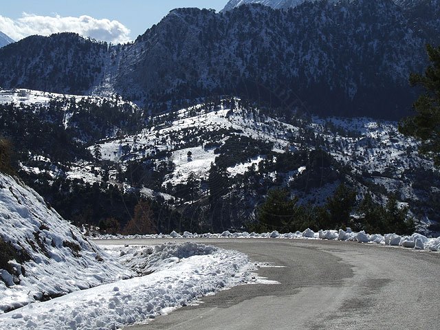 8-12-25-Kemer-Berge-109-s.jpg - Nun haben wir bei etwa 1500 m Höhe die Schneegrenze erreicht