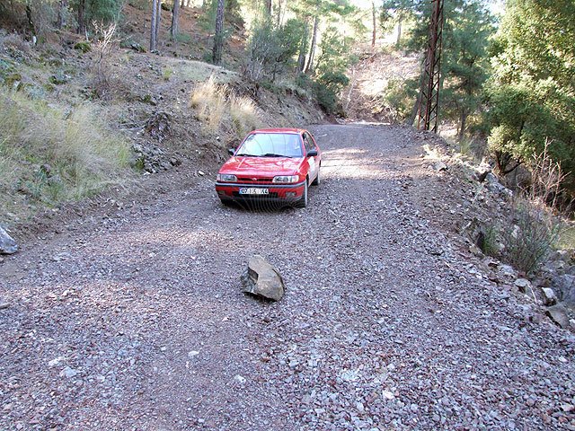 8-12-25-Kemer-Berge-134-s.jpg - Dann haben wir eine neue Strecke erkundet - frisch geschotterte Piste an einem Hang, oberhalb der Göynük Yaylasi - unser Ziel eine antike Stadt, die noch in keinem Reiseführer verzeichnet ist