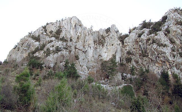 8-12-25-Kemer-Berge-160-s.jpg - Irgendwo bei diesen Felsen soll die antike Stätte liegen - gefunden haben wir sie bei unserem Weihnachtsausflug noch nicht