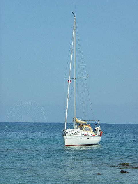 10-09-25-Phaselis-2-s.jpg - Ein Freizeitkapitän hat wohl vom Ankern in der mittleren Bucht von Phaselis geträumt