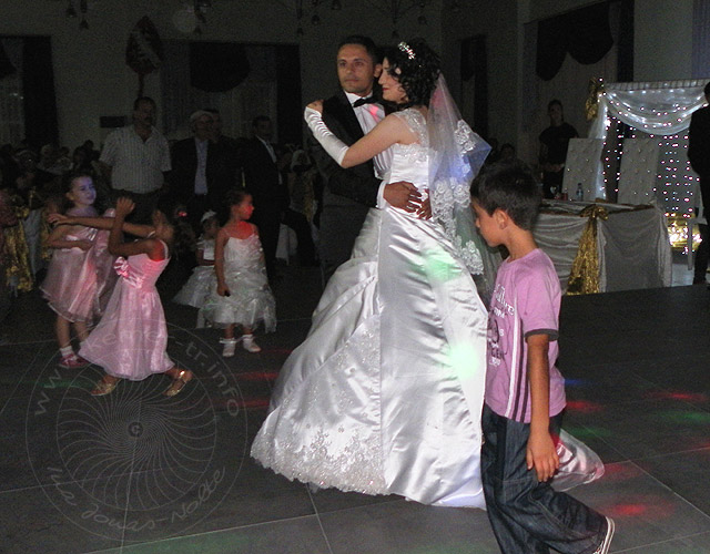 10-10-01-Hochzeit-06-s.jpg - Nun beginnt auch wieder die Saison für Hochzeiten, die kleinen Mädchen lassen sich gerne fein herausputzen, während die Jungen eher leger gekleidet sind