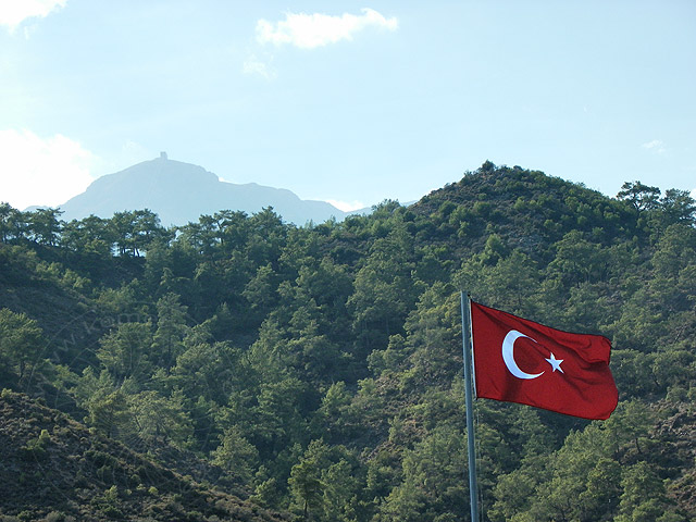 10-10-06-camyuva-06-s.jpg - Kemer im Herbst 2010 - im Hintergrund der Tahtali mit der Bergstation der Seilbahn, an klaren Tagen ein lohnendes Ausflugsziel!