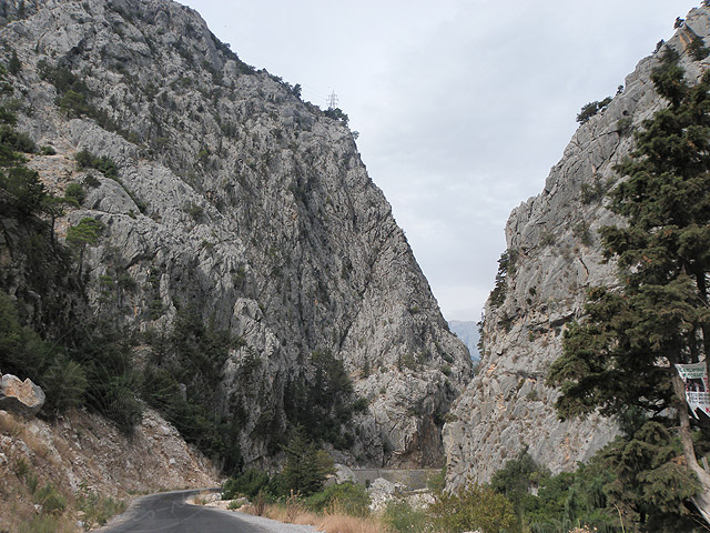 10-10-07-Bergtour-03-s.jpg - Eine Asphaltstraße führt durch die Schlucht von Kemer über Gedelme bis hinter die ersten Bergriegel