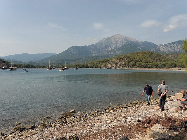 10-10-13-1-Phaselis-20-s.jpg - Noch fahren die Ausflugsboote in die Südbucht von Phaselis