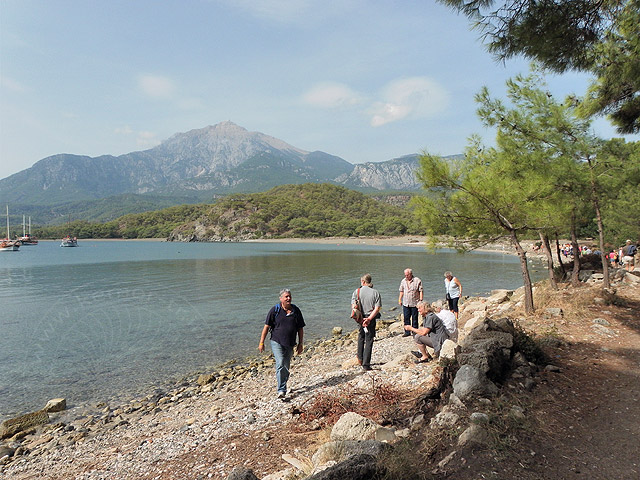 10-10-13-1-Phaselis-21-s.jpg - und ganze Scharen von Ausflüglern spazieren am Strand entlang, im Hintergrund der Tahtali, den man hier in seiner ganzen Höhe (2365m) sehen kann