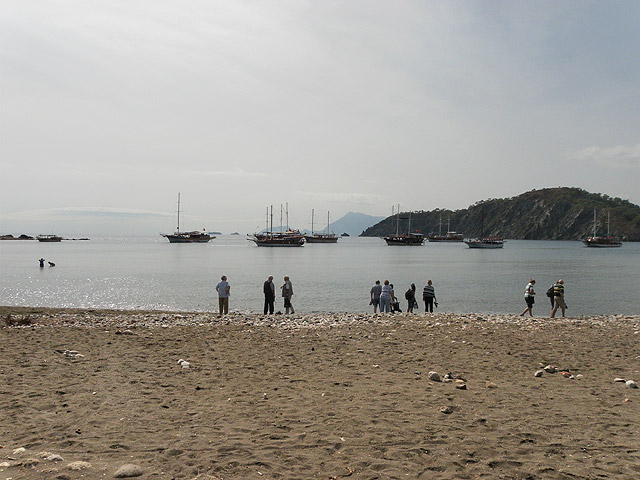 10-10-13-1-Phaselis-30-s.jpg - Einige trauen sich sogar noch ins Wasser zum Baden, bei 24 Grad kein Problem