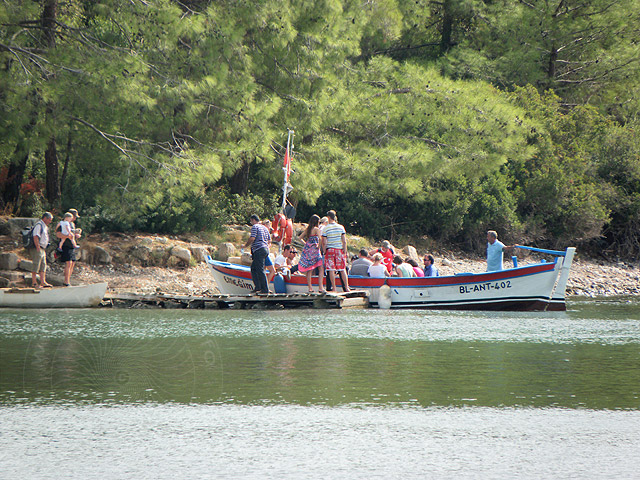 10-10-13-1-Phaselis-39-s.jpg - in ein knatterndes Bötchen verfrachtet