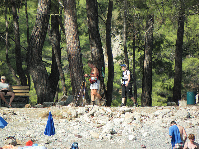 10-10-17-Phaselis-19-s.jpg - Wanderer mit ihren "nordischen Stöcken" teilen sich den Strand mit Badenden