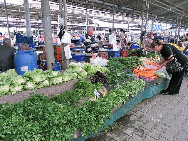 10-10-18-Kemer-Markt-4-s.jpg - Auf dem Markt gibt es jede Menge Grünzeug,