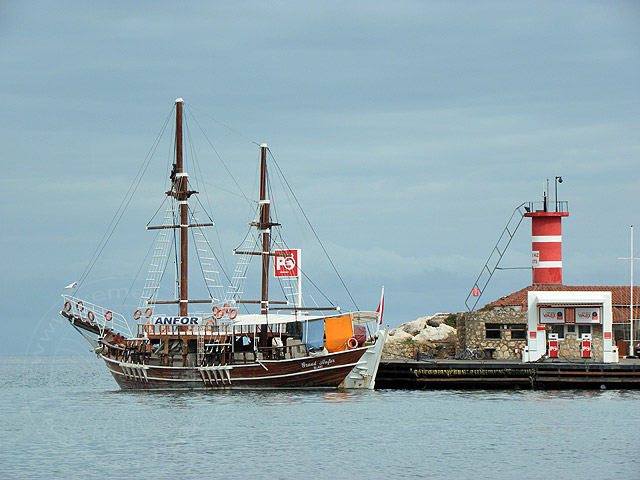 10-10-20-Kemer-11-s.jpg - Sieht fast aus wie das Piratenboot von Playmobil...