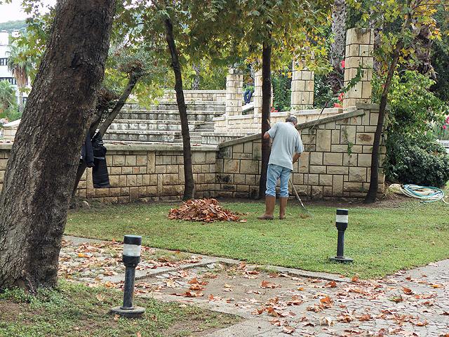 10-10-20-Kemer-19-s.jpg - aber das wird im Stadtpark von fleißigen Mitarbeitern der Stadtverwaltung