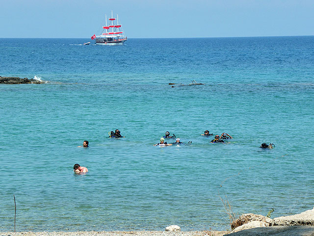 11-06-17-1-Phaselis-02-s.jpg - Eine internationale Gruppe von Unterwasser-Archäologen macht hier einen Tauchkurs