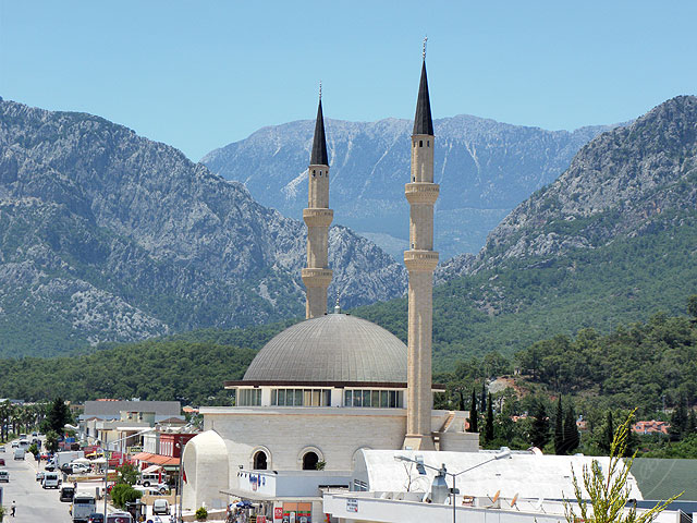 11-06-24-Kemer-60-s.jpg - Die neue Moschee ist jetzt betriebsbereit, feierliche Eröffnung soll im September sein