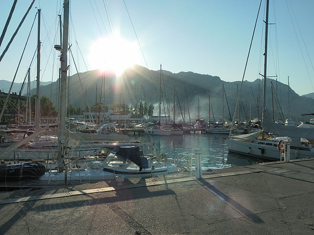 11-06-24-Kemer-Marina-10-s.jpg - Sonnenuntergang im Hafen von Kemer - die Rauchwolken stammen von den Hotelgrills