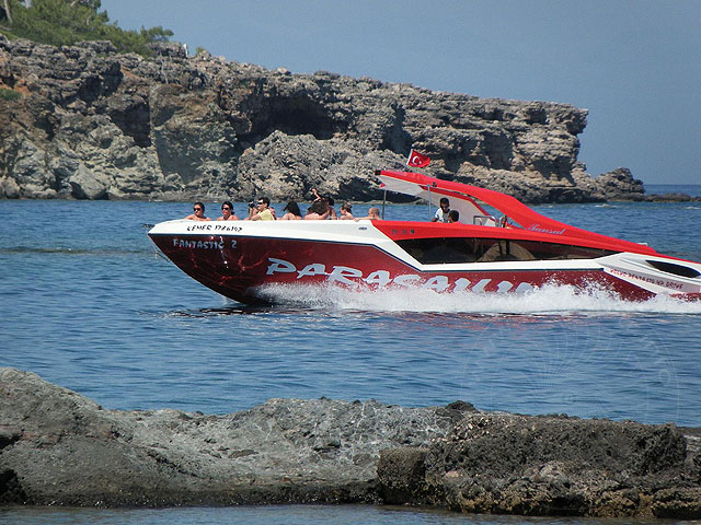 11-06-25-Phaselis-14-s.jpg - Schnellboote zwischen den Badenden finden wir nicht so gut