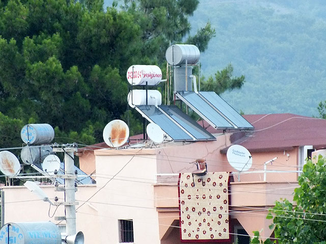 11-07-01-2-Kemer-Nacht-02-s.jpg - In den Solaranlagen kocht das Wasser - die richtige Zeit um Teppiche zu waschen und zum Trocknen rauszuhängen