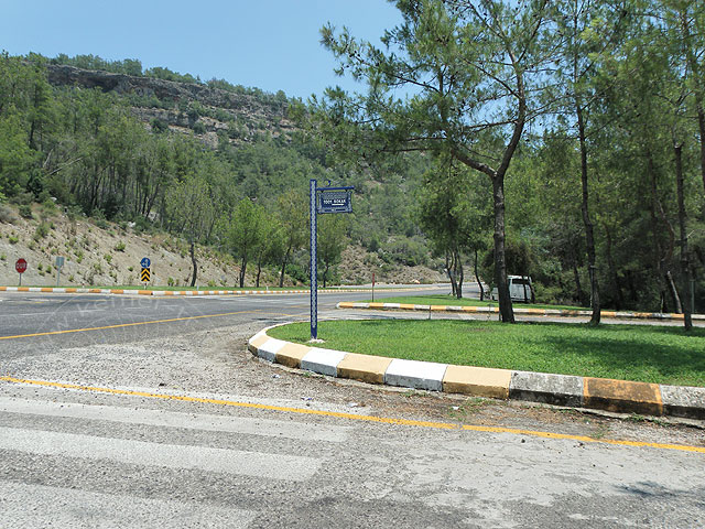 11-07-05-1001-Sok-3-s.jpg - Neues Straßenschild am Abzweig nach Phaselis