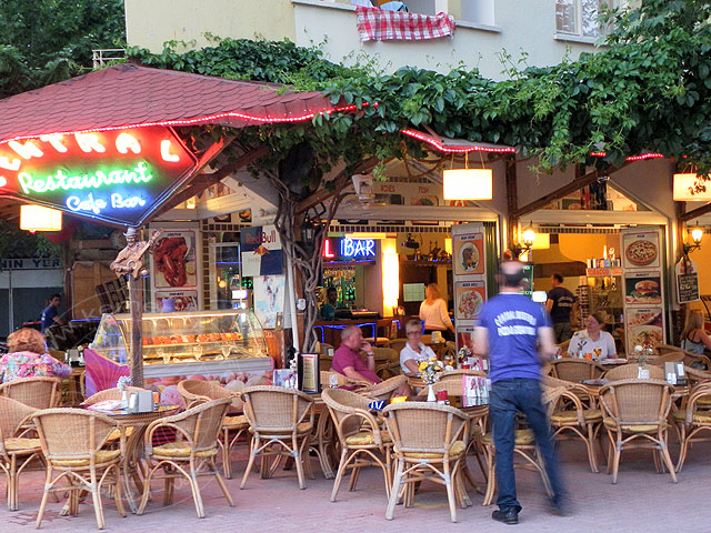 11-05-09-Kemer-37-s.jpg - Die Straßencafes hoffen auf Gäste, die nicht nur "All Inclusive" nutzen