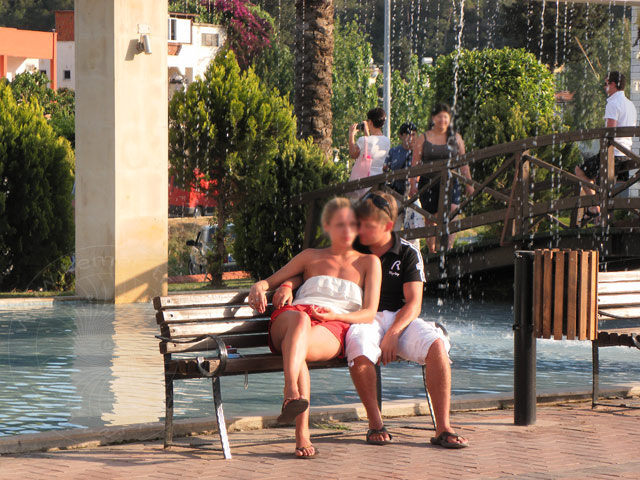 11-05-10-Kemer-18-s.jpg - Die Wasserspiele am Uhrenturm laden zu einer Pause beim Stadtbummel ein