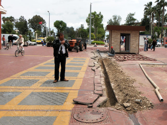 11-05-12-Kemer-17-s.jpg - In der Hafenstraße wurden neue Imbissbuden aufgestellt