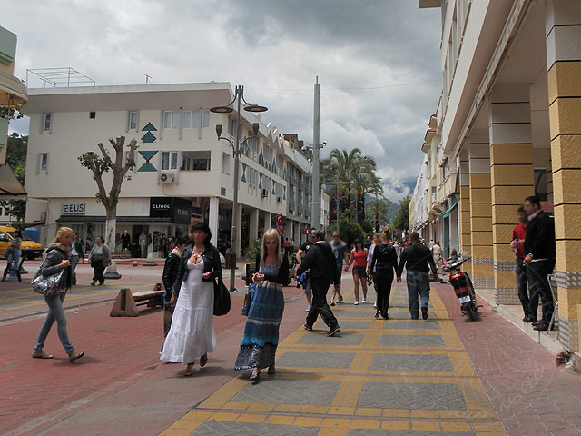 11-05-12-Kemer-45-s.jpg - lockten die Touristen mehr in die Stadt -