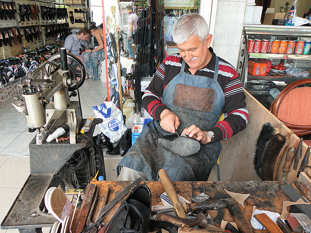 11-05-14-Schuster-2-s.jpg - Neben dem Markt kann man sich durchgelaufenen Schuhe reparieren -