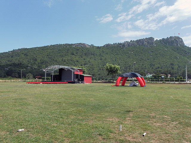 11-05-28-Kemer-43-s.jpg - das demnächst allabendlich auf diesem Platz aufgeführt werden soll