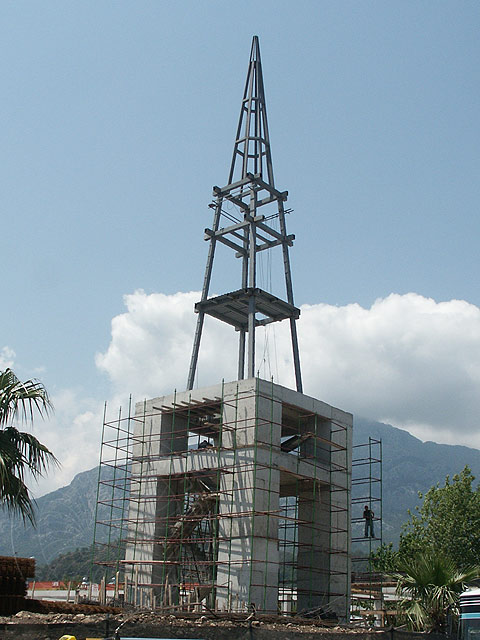 06-05-08-Kemer-06-s.jpg - Das Stahlskelett für die Spitze steht