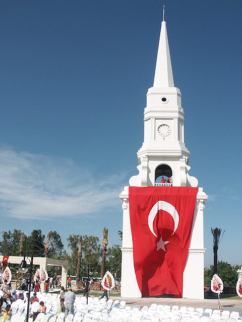 06-05-28-Kemer-027-s.jpg - Der Uhrenturm ist fast fertig