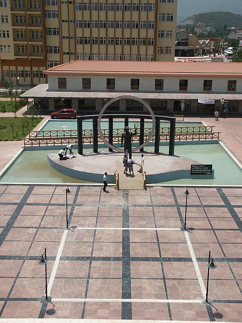 06-06-24-Kemer-09-s.jpg - Von oben hat man einen schönen Blick auf den Platz