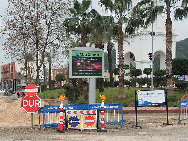 11-01-24-Kemer-08-s.jpg - Anfang 2011 wurden die Straßen rund um den Turm neu gepflastert