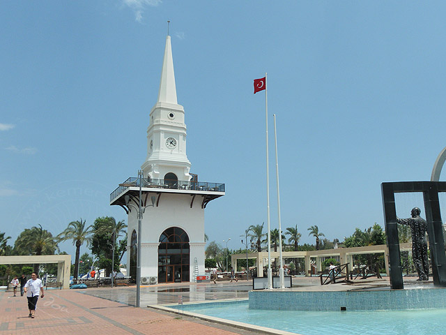 11-06-04-Kemer-5-s.jpg - Am 6.Juni 2011 standen schon Tische auf der Aussichtsterrasse