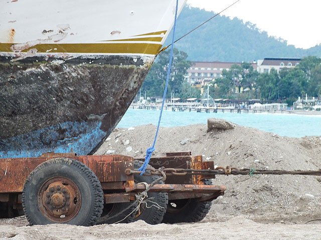 11-11-18-1-Kindilcesme-49.jpg - bewegt sich das große Schiff mühsam den Strand empor