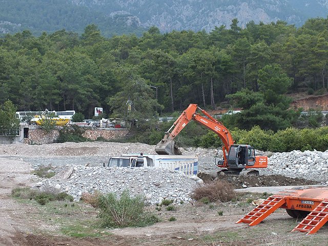 11-11-18-1-Kindilcesme-80.jpg - Gegenüber der Behelfswerft gibt es reichlich Erdbewegungen, ob hier eine richtige Werft hingebaut wird?