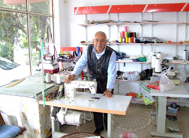 9-04-25-Kuzdere-116-s.jpg - Gleich nebenan arbeitet der "Terzi Amca" unser Dorfschneider, der alles ändert oder repariert, was unter seine Nähmaschine passt