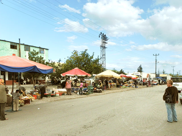 9-11-12-Kuzdere-07-s.jpg - Die ersten Marktstände am Straßenrand