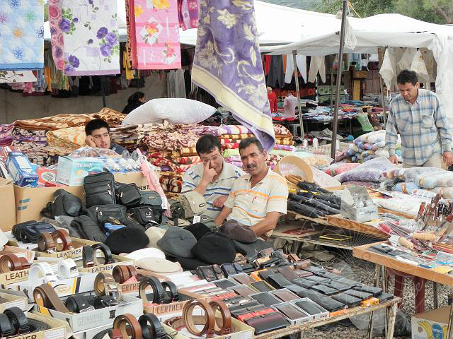 9-11-12-Kuzdere-18-s.jpg - Ledertaschen, Börsen und Gürtel neben wärmenden Decken für den Winter