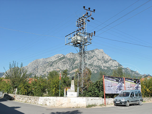 9-11-14-3-Kuzdere-06-s.jpg - Im Zentrum das Atatürk-Denkmal. An bestimmten Feiertagen ziehen die Schüler mit Trommlern und Pfeifern dort hin und erweisen dem Gründer der Republik Türkei ihren Respekt