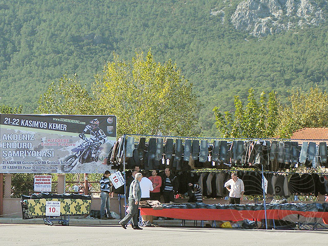 9-11-19-Kuzdere-01-s.jpg - Hosen, Jacken und komplette Anzüge beim Straßenhändler, zum Feiertag kleidet man sich neu ein