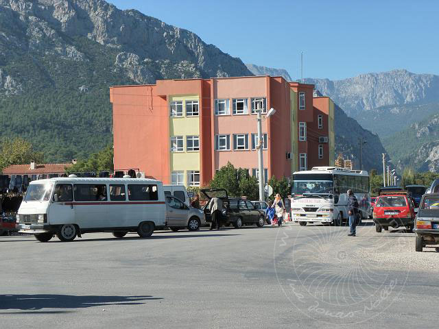 9-11-19-Kuzdere-02-s.jpg - Rund um die Schule (Klasse 1-8) herrscht an Markttagen trotzdem noch ziemlich viel Trubel, besonders kurz vor Feiertagen wie dem bevorstehenden Kurban-Bayram