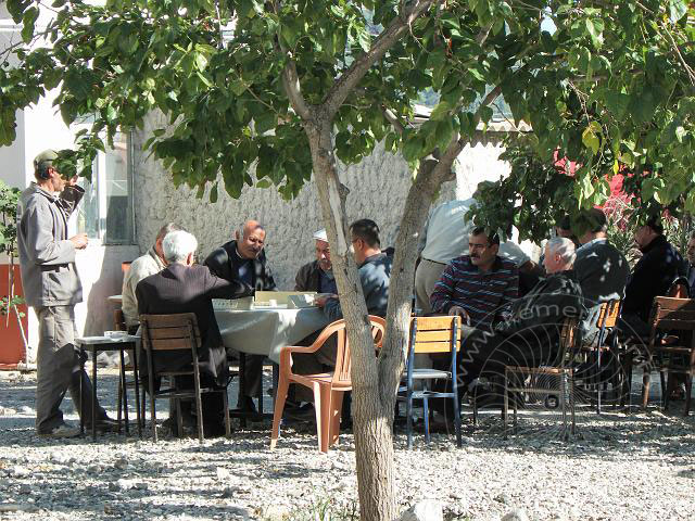 9-11-19-Kuzdere-08-s.jpg - Die Männer sitzen draußen vor dem Teehaus. In geschlossenen Räumen ist in der Türkei seit dem 19. Juli das Rauchen verboten!