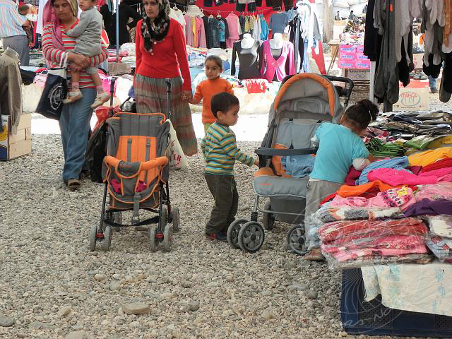 9-11-19-Kuzdere-19-s.jpg - Die kleinen Räder der Kinderwagen und fahrbaren Einkaufswagen bleiben da regelmäßig stecken, besonders wenn sie voll beladen sind!